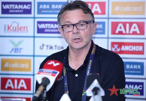 Huấn luyện viên Philippe Troussier: “Bóng đá Việt Nam hướng tới sân chơi châu Á”